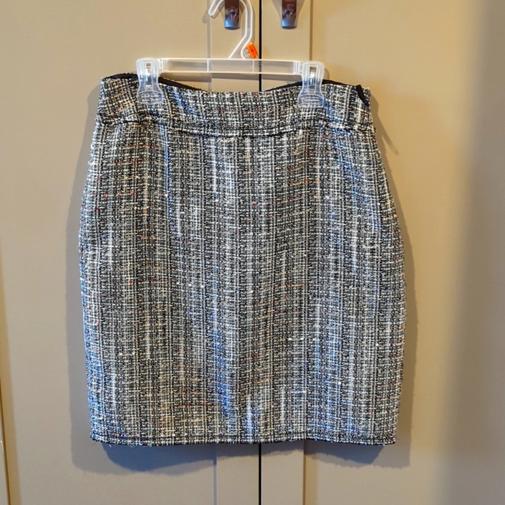 S. Oliver tweed raw edge gray and black skirt. Size 8